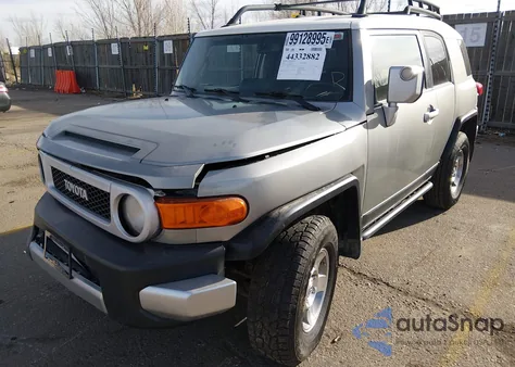 2010 Toyota Fj Cruiser z USA, uszkodzony, nr VIN JTEBU4BF3AK095595